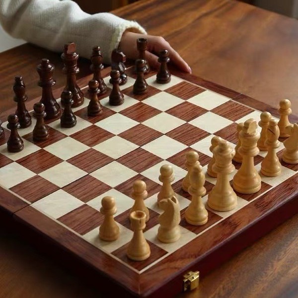 Magnetic Wooden Chess Set Fold - огляд і ціна Board Game Queen