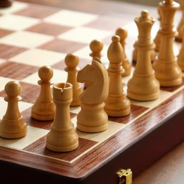 Magnetic Wooden Chess Set Fold - огляд і ціна Board Game Queen